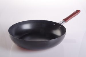 鐵製鍋、或是不含氟素樹脂加工的平底鍋