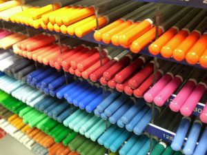 考慮選擇單支販售的色鉛筆