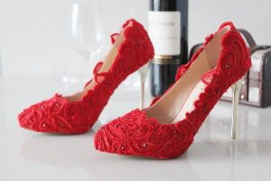 7. 新款結婚紅色細跟高跟尖頭水晶鞋