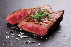 紅肉類食材：適合「粗顆粒ｘ鹹味強烈」的鹽巴