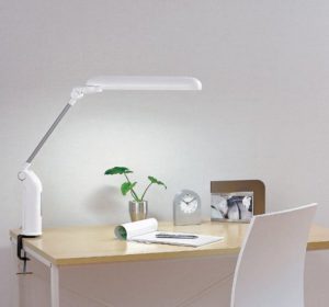 節省桌面空間的夾式檯燈