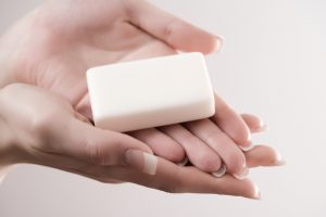 肌膚乾燥的寶寶建議使用「固體香皂」