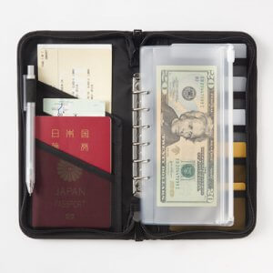 2. 無印良品 聚酯纖維護照夾 附透明內袋