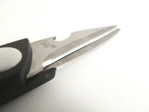 「鋸齒刀刃」設計，能提升穩定止滑度