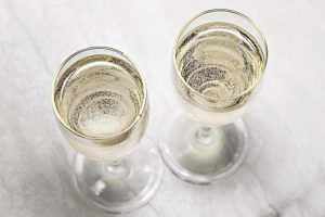 針對不同的酒類喜好，選擇適合的玻璃酒杯款式