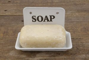 肥皂：高洗淨力適合油性肌及痘痘肌，弱酸性則適合乾性肌及敏感肌。