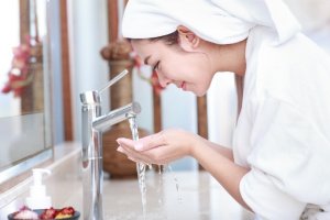 過度清潔臉部或洗面乳殘留也可能造成敏感